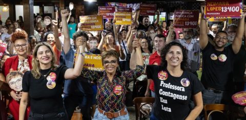 Marília Campos (centro), prefeita reeleita no primeiro turno, em Contagem (MG) num evento com mulheres: nas eleições 2024, número de mulheres eleitas teve apenas um pequeno avanço (Foto: Divulgação)