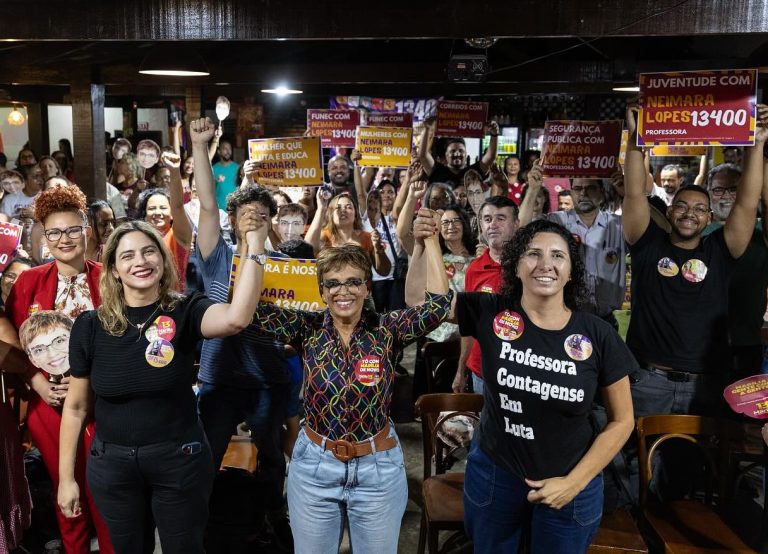 Marília Campos (centro), prefeita reeleita no primeiro turno, em Contagem (MG) num evento com mulheres: nas eleições 2024, número de mulheres eleitas teve apenas um pequeno avanço (Foto: Divulgação)