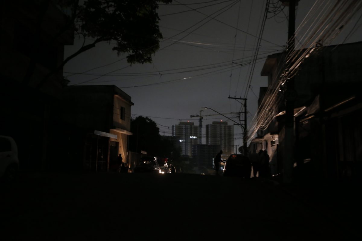 A Avenida Padre Arlindo Vieira, no Jabaquara, sem energia elétrica: São Paulo humilhada após 40 minutos de chuva. Foto: Paulo Pinto/Agência Brasil