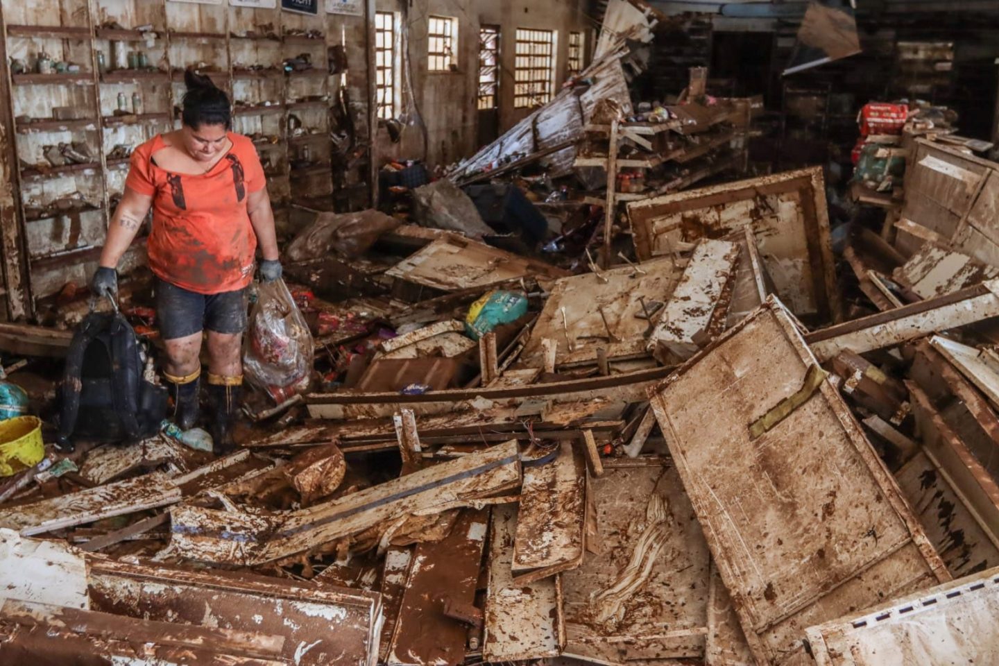 Escola destruída pela enchente em Eldorado do Sul: reconstrução exige limpeza dos espaços urbanos, recuperação de estações de tratamento de água e esgoto e dos sistemas de esgotamento pluvial das cidades, para reduzir impacto sanitário (Foto: Rafa Neddermeyer / Agência Brasil - 07/05/2024)
