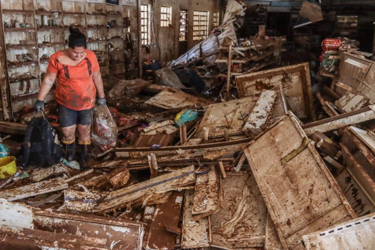 Escola destruída pela enchente em Eldorado do Sul: reconstrução exige limpeza dos espaços urbanos, recuperação de estações de tratamento de água e esgoto e dos sistemas de esgotamento pluvial das cidades, para reduzir impacto sanitário (Foto: Rafa Neddermeyer / Agência Brasil - 07/05/2024)
