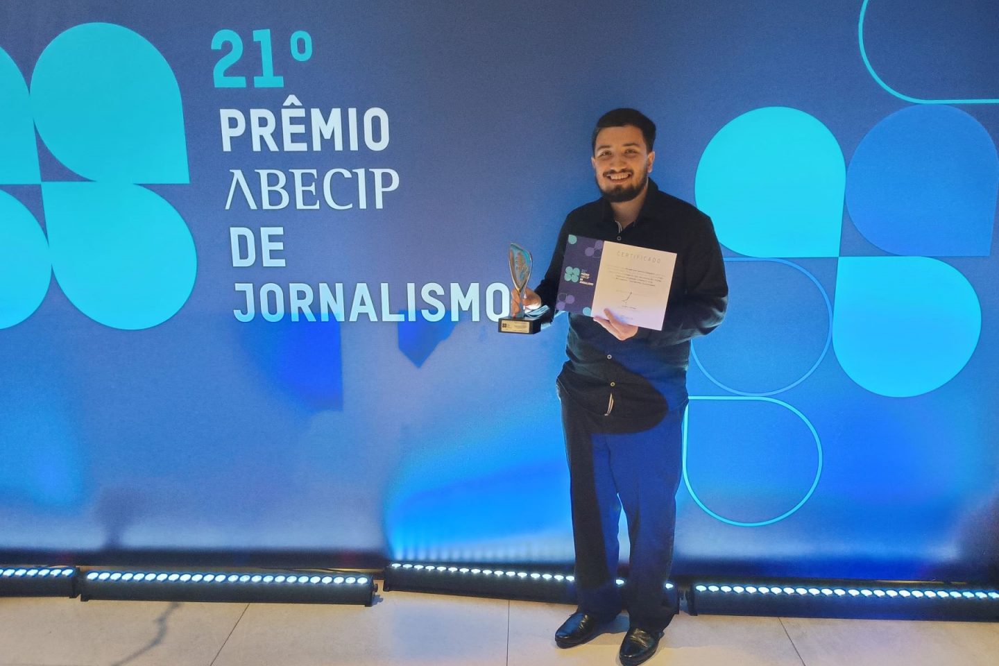 O jornalista Micael Olegário, do #Colabora, na entrega do Prêmio Abecip: reportagem sobre a reconstrução do Rio Grande do Sul após as enchentess (Foto: Abecip / Divulgação)