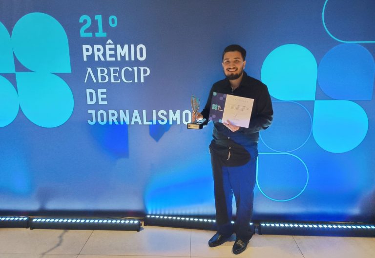 O jornalista Micael Olegário, do #Colabora, na entrega do Prêmio Abecip: reportagem sobre a reconstrução do Rio Grande do Sul após as enchentess (Foto: Abecip / Divulgação)