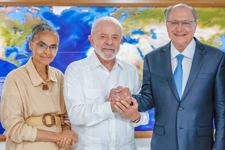 Lula com a ministra Marina Silva e o vice-presidente Geraldo Alckmin, que lidera a delegação brasileira na COP29, no anúncio da nova meta climática no Palácio do Planalto: para especialistas, faltou ambição (Foto: Ricardo Stuckert / PR