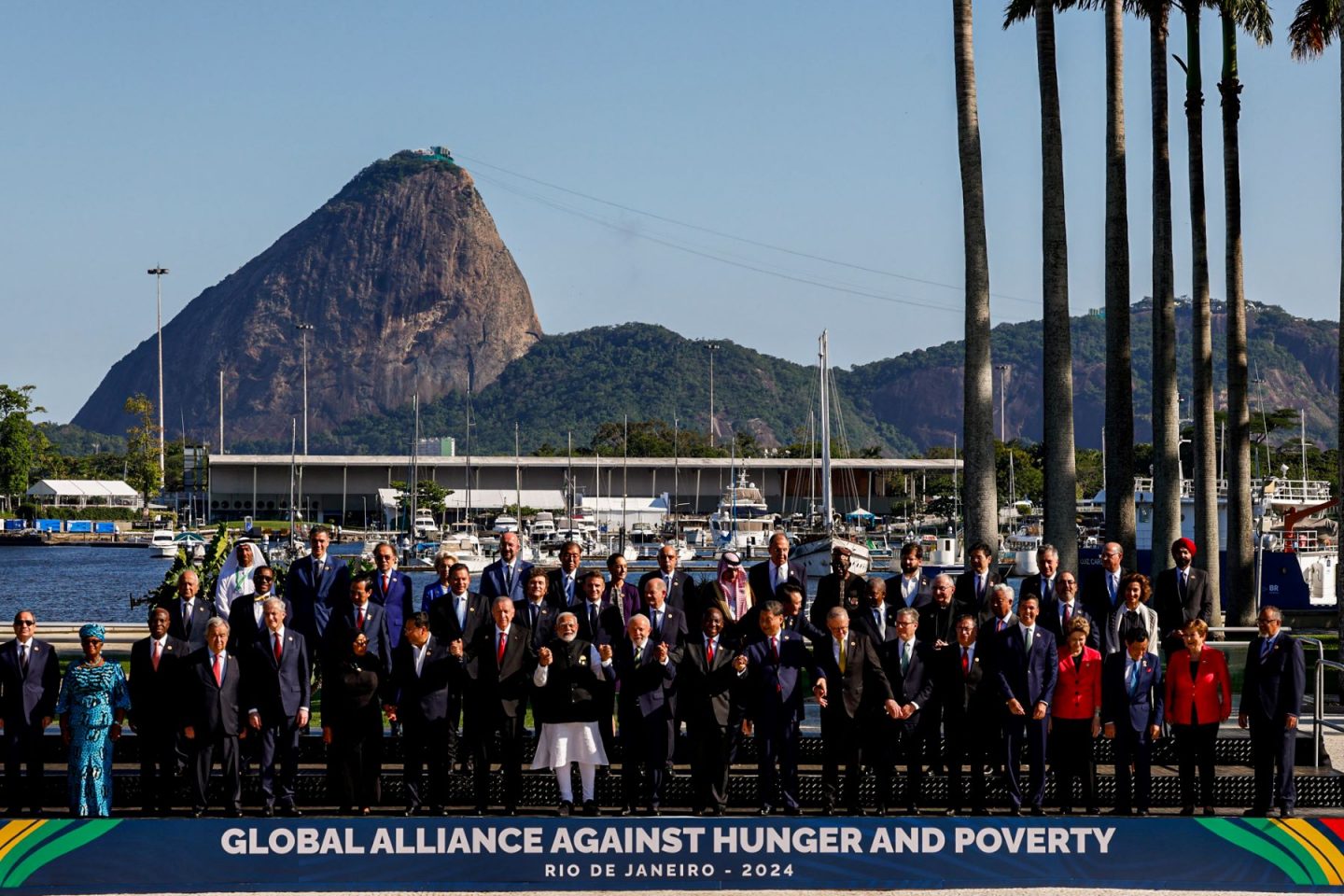 Foto oficial do lançamento da Aliança Global contra a pobreza e a fome durante a cúpula do G20: 148 membros fundadores, incluindo 82 países, a União Africana, a União Europeia, 24 organizações internacionais, nove instituições financeiras internacionais e 31 organizações filantrópicas e não governamentais (Foto: Tânia Rêgo/Agência Brasil)