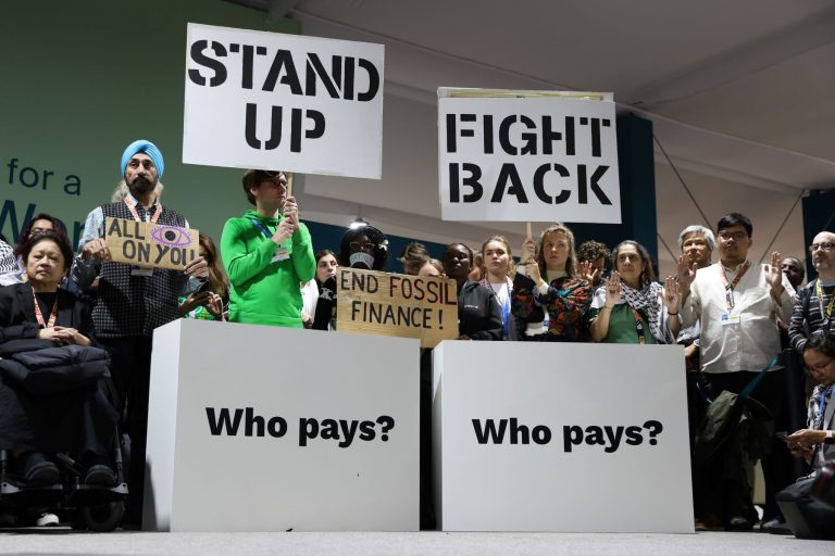Protesto na COP contra a falta de responsabilidade dos países ricos no financiamento climático: acordo de R$ 300 bilhões frustra ambientalistas e representantes de países menos desenvolvidos (Foto: Kiara Worth / UN Climate Change)