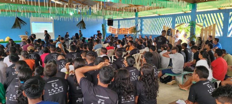 Assembleia de comunidades indígenas da região de Iauaretê, no Rio Uaupés,: mercado de créditos de carbono viram preocupação para indígenas na fronteira Brasil/Colômbia (Foto: Juliana Radler / ISA)