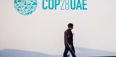 Em Dubai, nos Emirados Árabes Unidos, funcionário limpa um dos salões onde ocorrerá a 28ª Conferência das Partes da Convenção-Quadro das Nações Unidas sobre Mudanças Climáticas. Foto Beata Zawrzel/NurPhoto via AFP