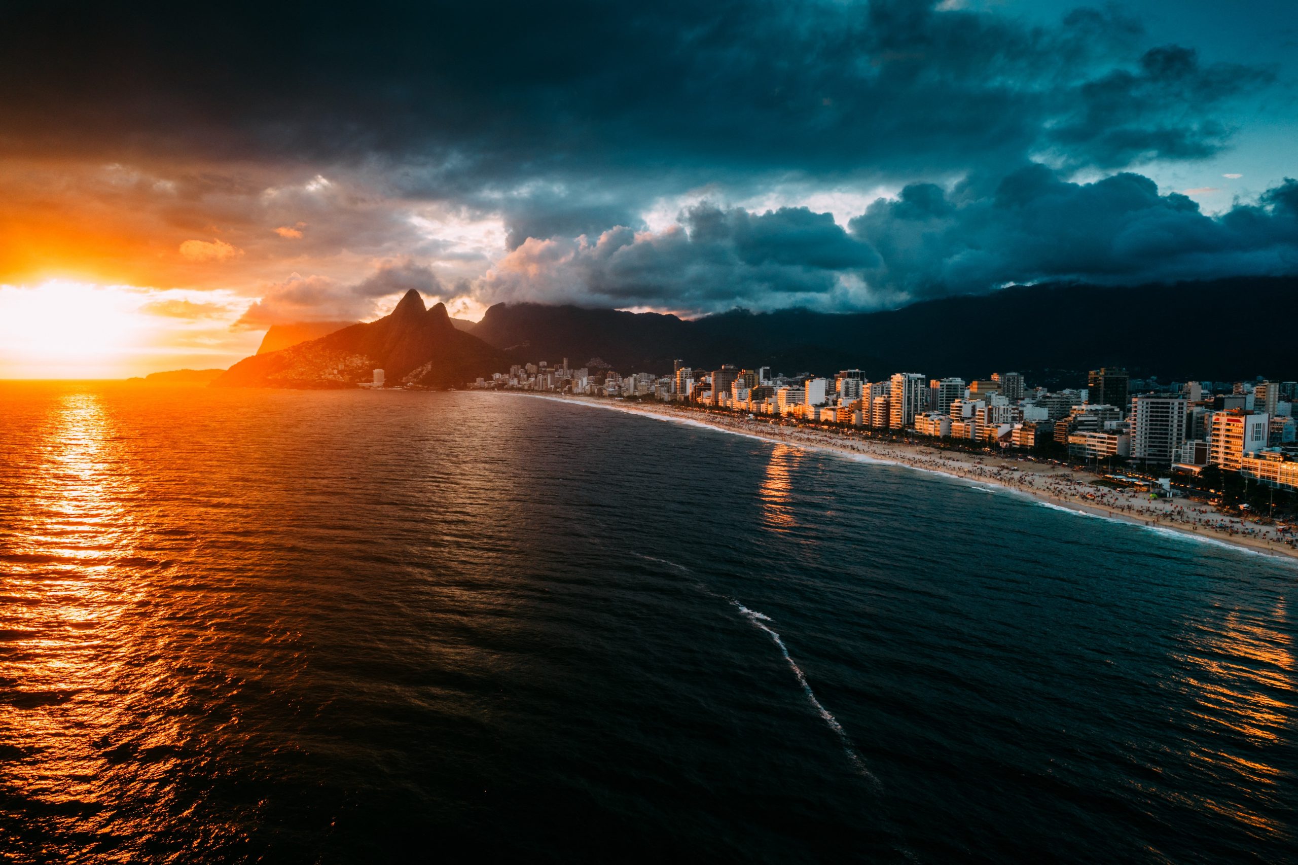 Vista aérea da orla de Ipanema e Leblon, no Rio de Janeiro. A área marinha brasileira se estende por 5,7 milhões de quilômetros quadrados. Foto Alexandre Rotenberg/Robert Harding via AFP