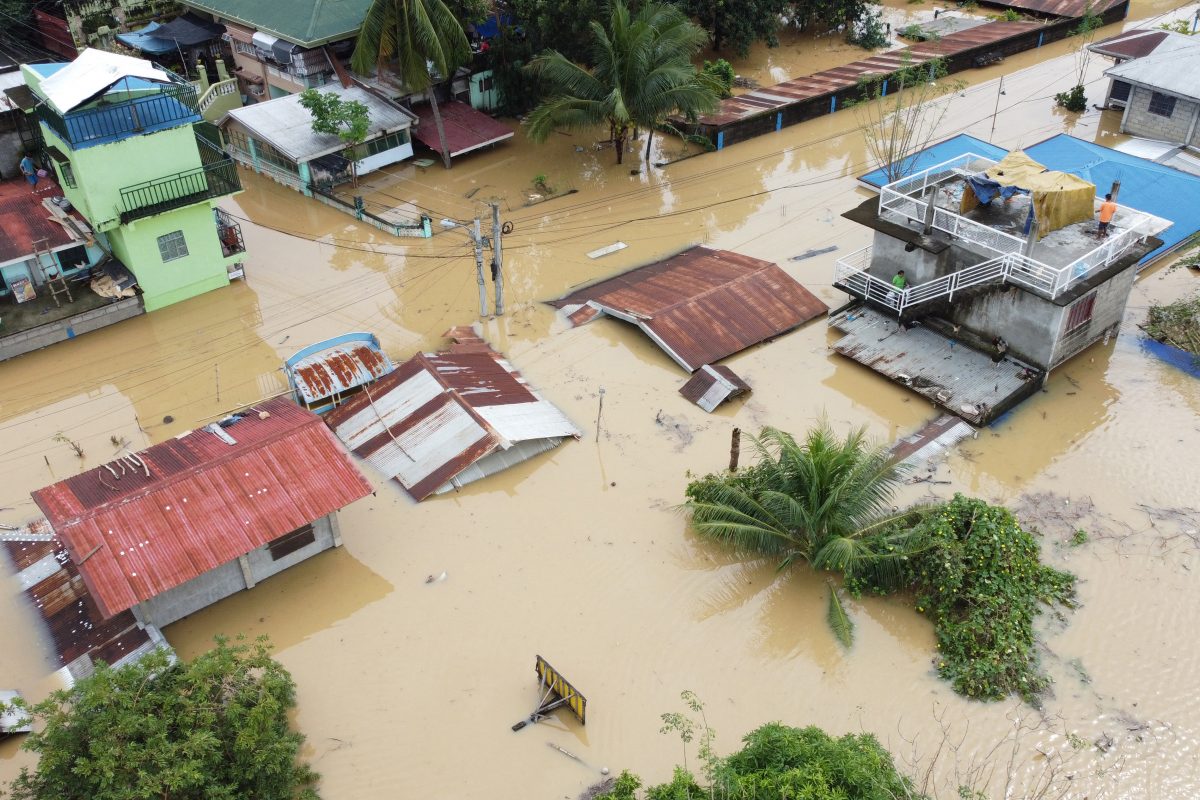 Enquanto as lideranças mundiais não chegam a um acordo nas COPs e no G20, o tufão Man-yi segue seu ritmo de destruição nas Filipinas. Se o aquecimento global não for contido, eventos como estes serão cada vez mais frequentes. Foto Villamor VISAYA / AFP