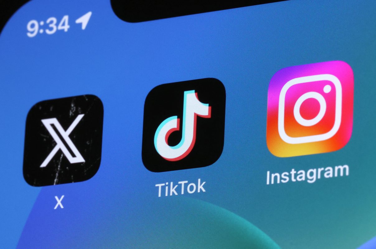 Foto colorida com ícones das redes sociais X, TikTok e Instagram. Legenda: Coisas que me irritam: barulho de moto, papo de elevador e gente que usa rede social para reclamar de rede social. Foto Yoshinobu Goto/Yomiuri via AFP