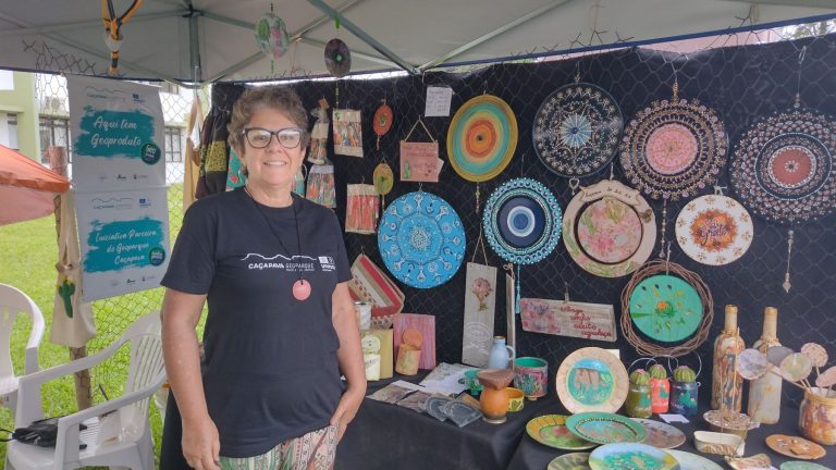 Rubia Brum e as peças de seu Arte Atelier: com selo de geodiverssidade, paisagens naturais de Caçapava do Sul viraram fonte de inspiração e de renda (Foto: Micael Olegário)
