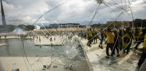 Após marcharem pela Esplanada dos Ministérios, golpistas atacam sedes dos Três Poderes no 8 de Janeiro: cicatriz em espaço democrático (Foto: Joedson Alves / Agência Brasil - 08/01/2023)