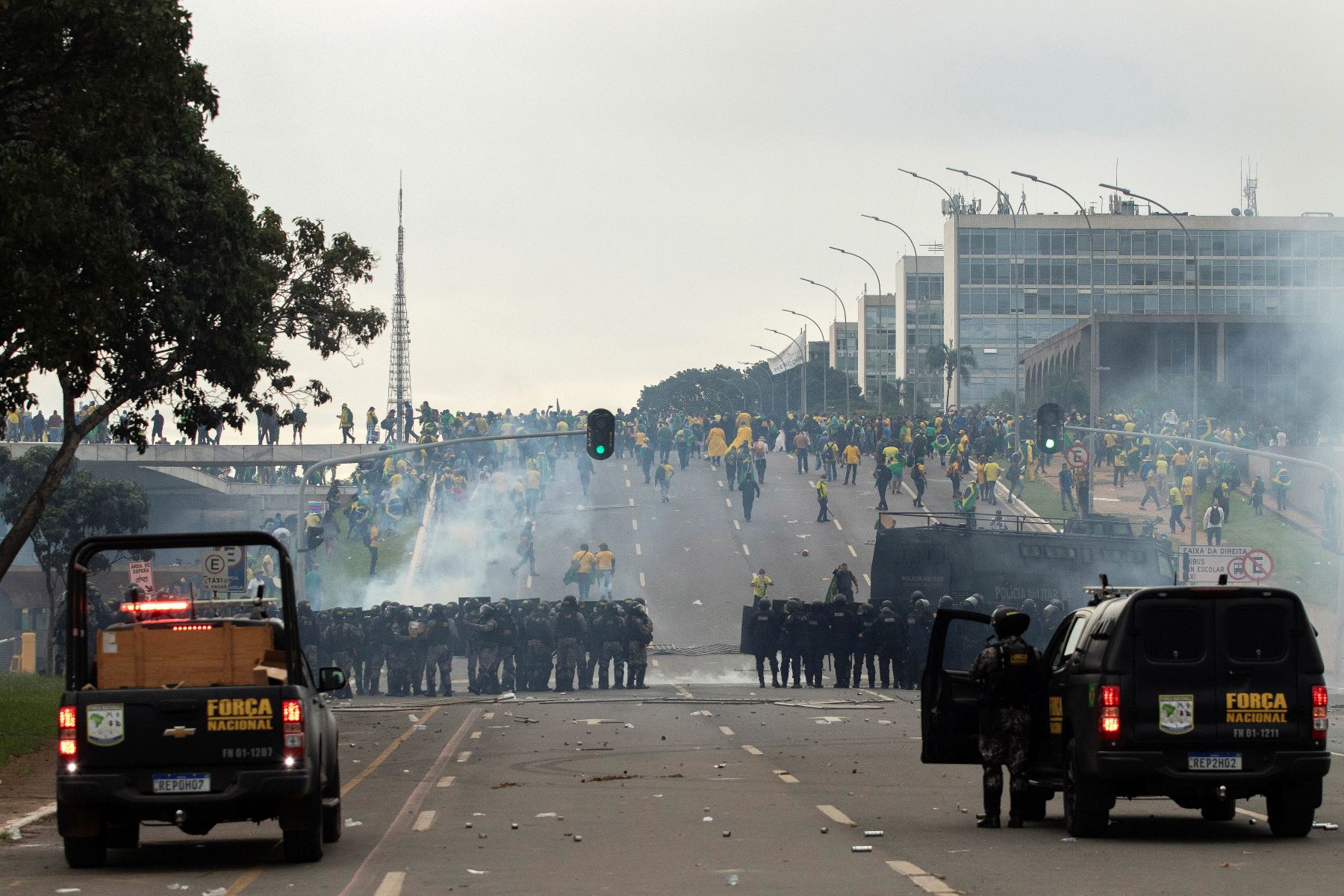 Na chegada à Praça dos Três Poderes, integrantes da Força Nacional enfrentam golpistas que ocupavam a Esplanada: ataque à democracia em palco tradicional de manifestações (Foto: Joédson Alves / Agência Brasil - 08/01/2023)