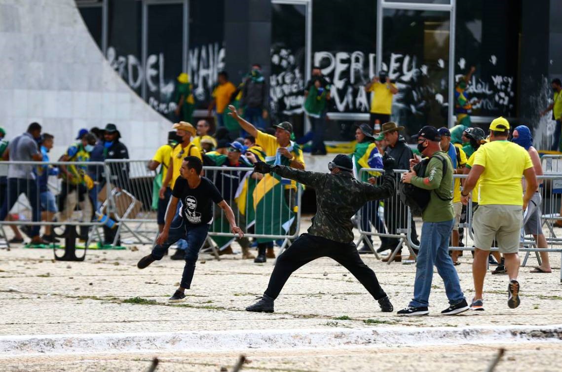 Vândalos bolsonaristas depredam prédios públicos e atacam policiais: ex-secretária de Segurança vê "sequência de falhas operacionais, com uma omissão absoluta das lideranças governamentais" (Foto: Marcelo Camargo / Agência Brasil - 08/01/2023)
