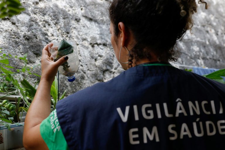 Agentes da Vigilância Sanitária em ação contra o mosquito transmissor da dengue em São Paulo: número de mortes bate recorde e mudanças climáticas e El Niño elevam risco da doença (Foto: Fernando Frazão / Agência Brasil - 30/03/2023)