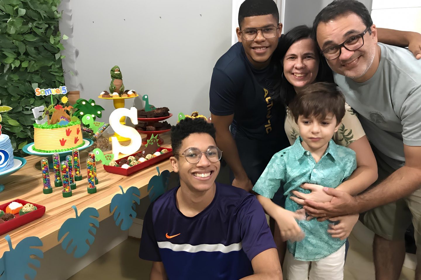 O casal Viviane e Wagner com os filhos Alejandro (no alto) Flávio, adotivos, e Samuel: adoção tardia aumenta mas maioria dos pretendentes não aceita crianças de mais de 10 anos (Foto: Arquivo Pessoal)