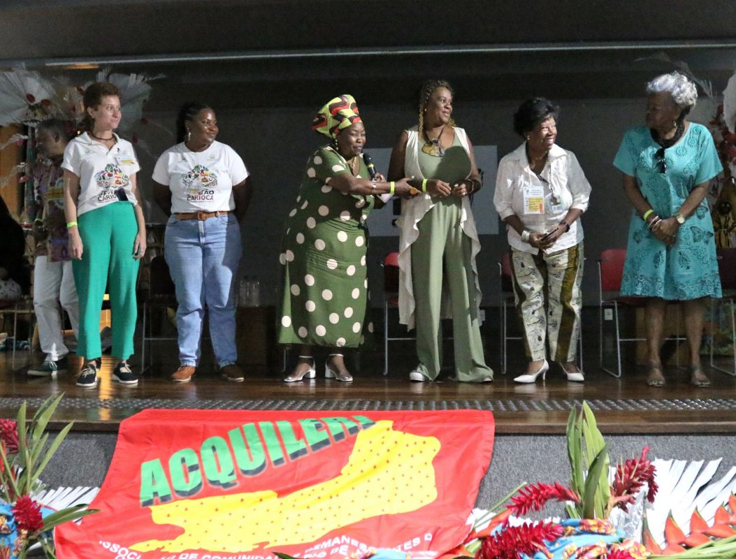 Ana Beatriz Nunes, presidente da Acquilerj, entre outras mulheres lideranças quilombolas no 1º Seminário com as Comunidades Quilombolas do Estado do Rio de Janeiro: protagonismo feminino na luta pelos territórios e na preservação das tradições ancestrais (Foto: Tânia Rego / Agência Brasil)