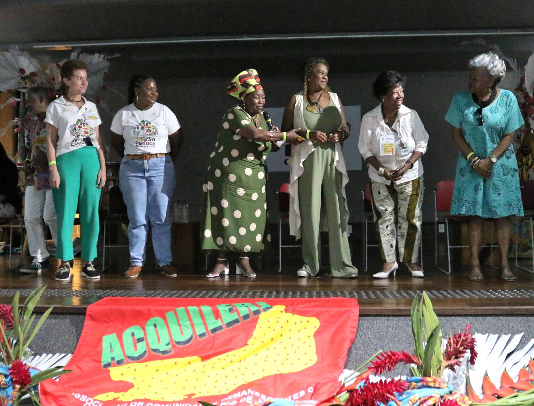 Ana Beatriz Nunes, presidente da Acquilerj, entre outras mulheres lideranças quilombolas no 1º Seminário com as Comunidades Quilombolas do Estado do Rio de Janeiro: protagonismo feminino na luta pelos territórios e na preservação das tradições ancestrais (Foto: Tânia Rego / Agência Brasil)