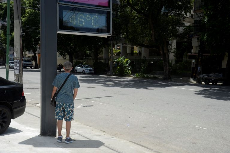 Carioca busca sombra no verão do Rio: Mudanças climáticas turbinaram 41 dias de calor extremo em 2024 (Foto: Tomaz Silva / Agência Brasil)