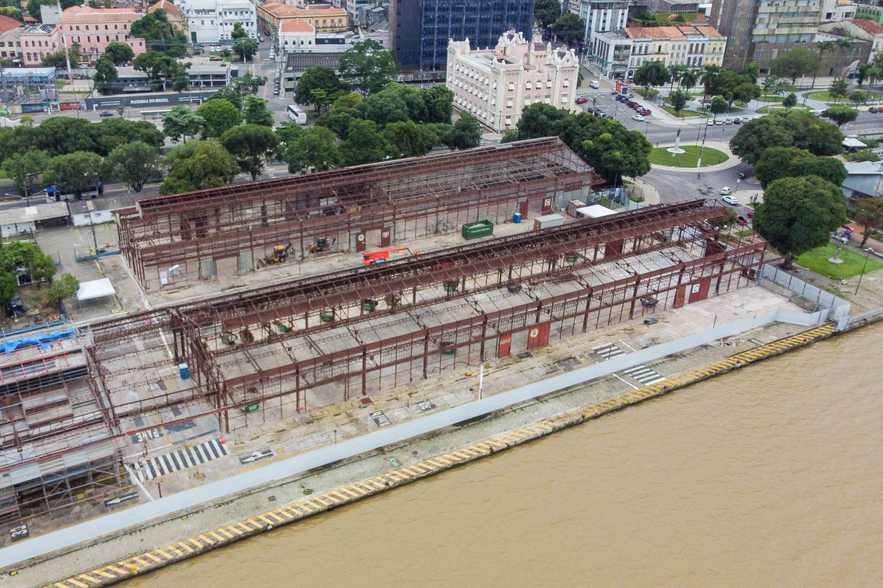 Obra na antiga área das docas de Belém para a construção do Parque de Bioeconomia e Inovação da Amazônia: organizações reclamam de falta de intervenções na periferia da cidade (Foto: Raoni Figueiredo / Agência Pará)