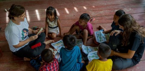 A professora Bianca Darski com alunos indígenas no Amazonas: pesquisas científicas sobre questões ambientais em almanaque com histórias em quadrinhos (Foto: Miguel Monteiro / Divulgação)