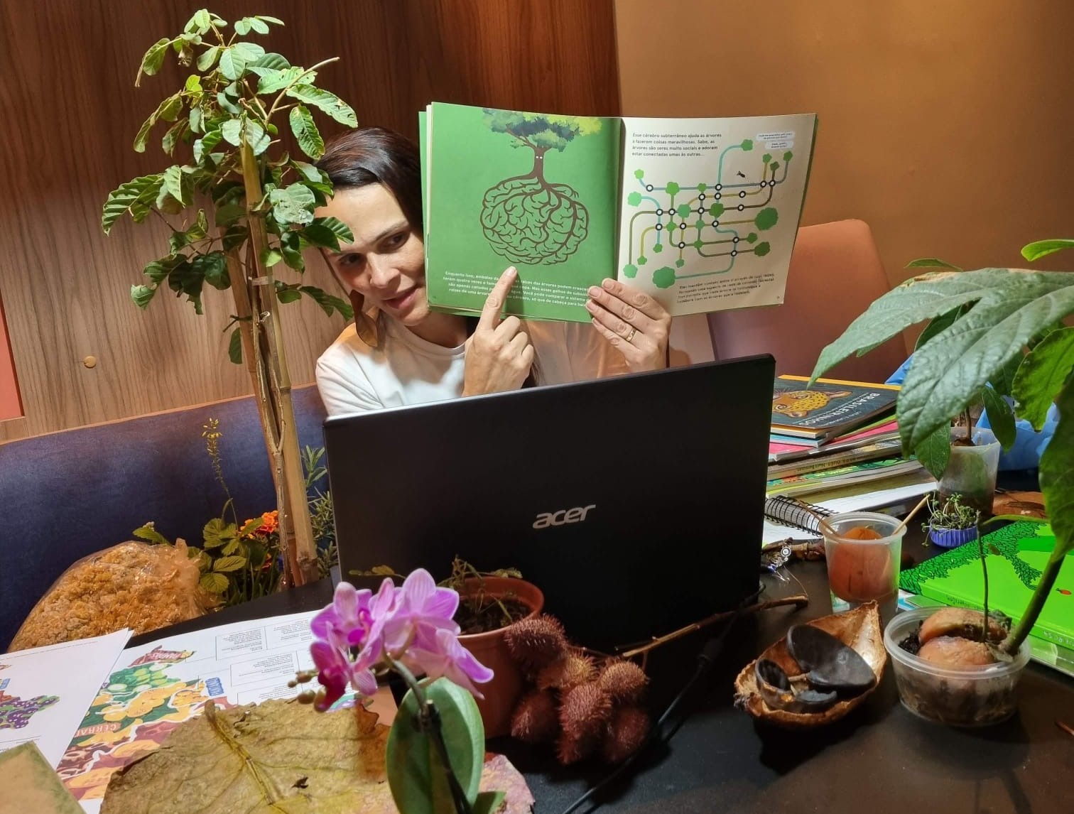 Cris Frade entre seus livros e plantas: curso para ensinar outros professores a trabalhar com temas ligados à sustentabilidade e agroecologia (Foto: Arquivo Pessoal)