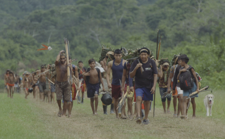 Cena de A Queda do Céu, documentário obra do xamã yanomami Davi Kopenawa, principal liderança indígena da etnia: selecionado para mostra no Festival de Cannes (Foto: Divulgação)