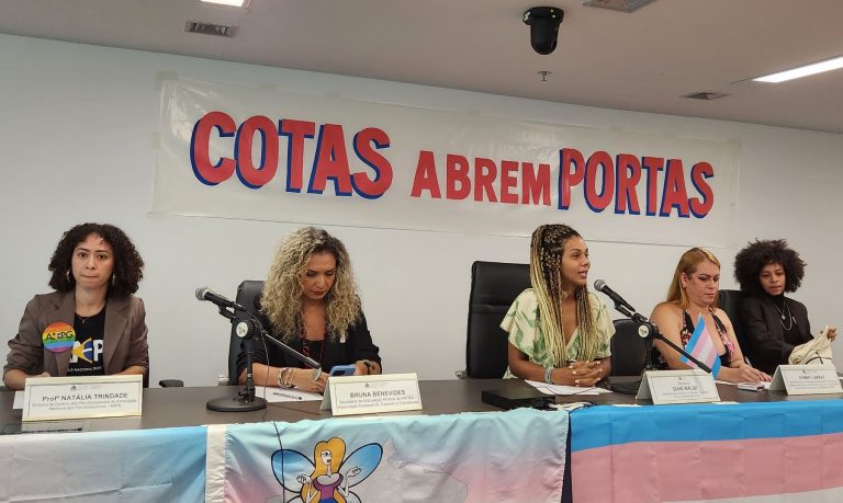A deputada Dani Balbi - entre Natalia Trindade, Bruna Benevides, Symmy Larrat e Aron Giovanni de Oliveira - em debate sobre cotas na Alerj: falta de vagas para trans em concursos limita ainda mais acesso a emprego formal (Foto; Ana Carolina Ferreira)