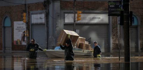Trabalho de resgate na Porto Alegre alagada: estudo aponta aumento em pelo menos 15% das chuvas na região, em comparação com o passado por conta das mudanças climáticas (Foto: Anselmo Cunha / AFP)