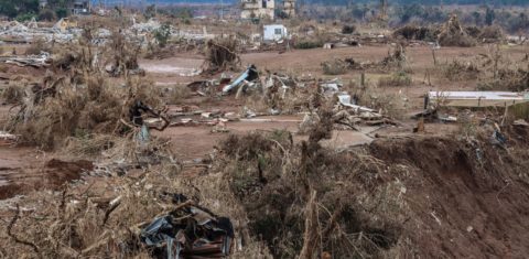 Bairro do município de Lajeado, à beira do Rio Taquari, destruído pela enchente: cidades do vale planejam transferir população para áreas mais seguras após terceira inundação em oito meses (Foto: Rafa Neddermeyer / Agência Brasil)