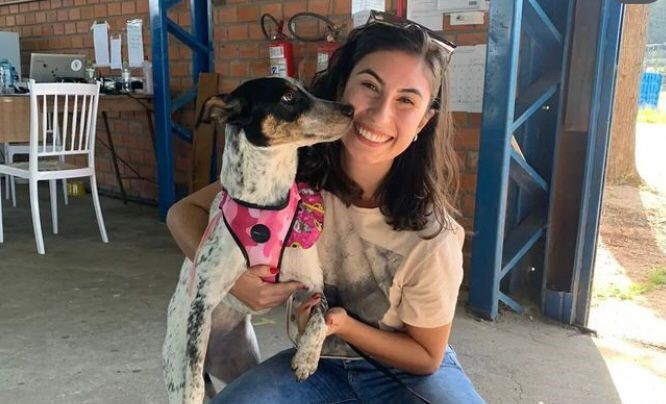 Maria Chicatte em seu primeiro encontro com Katana no abrigo da UFSM: amor à primeira vista (Foto: Arquivo Pessoal)