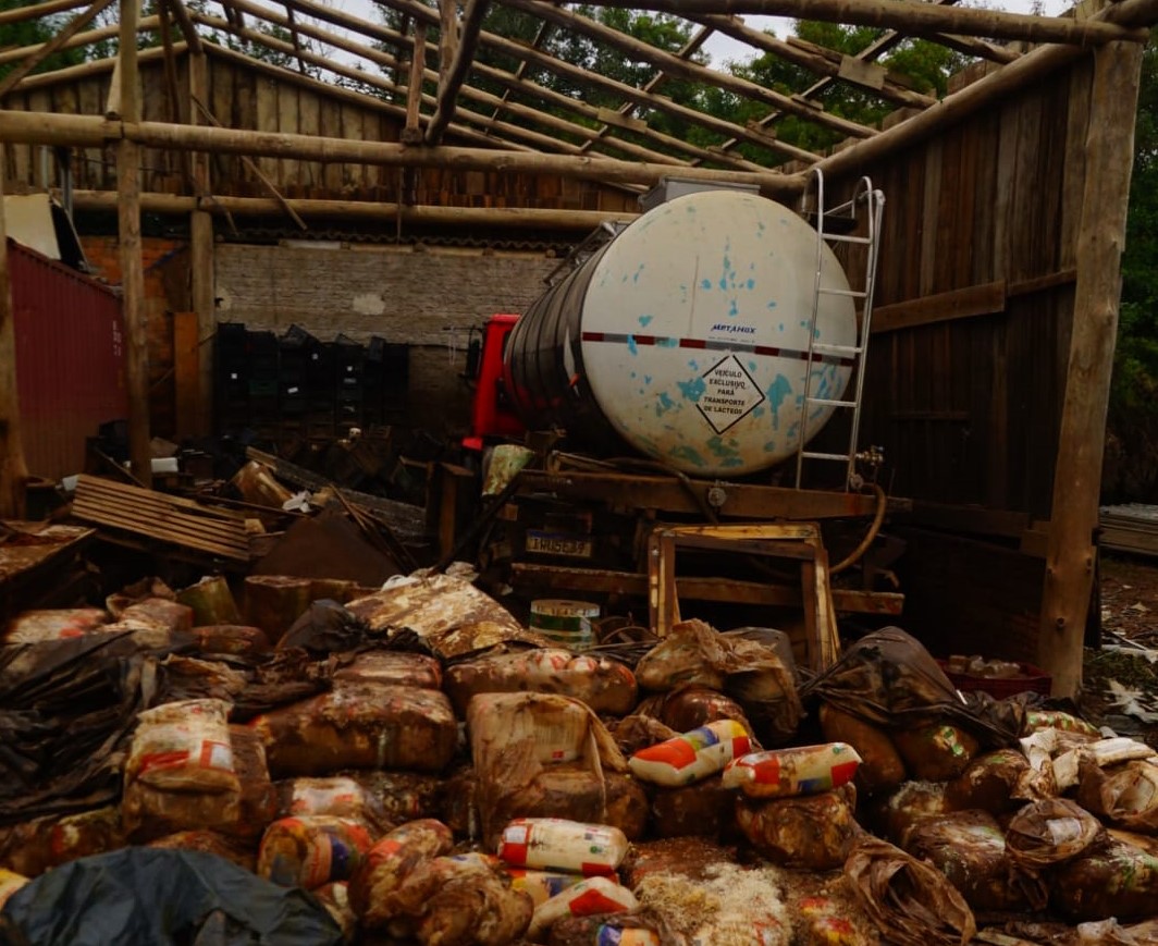 Galpão para guardar produção de arroz destruído pelas chuvas no Sul: necessidade de restauração ecológica e mudança no uso dos solos (Foto: Natxo Devicente / MST)
