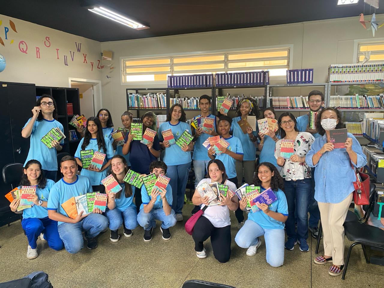 Coordenadores do Calangos Leitores com estudantes de Brasília: finalista por dois anos (2018 e 2023) do Jabuti, o mais importante prêmio da literatura brasileira, nas categorias Formação de Novos Leitores e Fomento à Leitura (Foto: Divulgação)