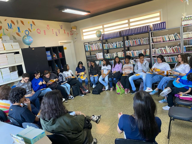 Encontro do Calangos Leitores com estudantes do ensino médio: clube de leitura no Distrito Federal conquistou alunos de escolas públicas (Foto: Divulgação)