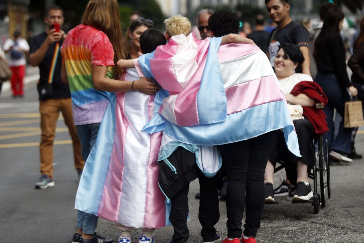 Manifestação no mês do Orgulho em São Paulo: informações básicas para a garantia do direito ao nome, identidade e dignidade (Foto: Paulo Pinto /Agência Brasil)