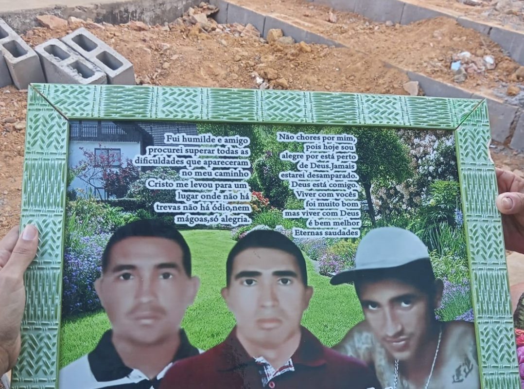 Mãe com as fotos dos filhos assassinados no complexo penitenciário: retrato dos horrores em Pedrinhas (Foto; Arquivo Pessoal)