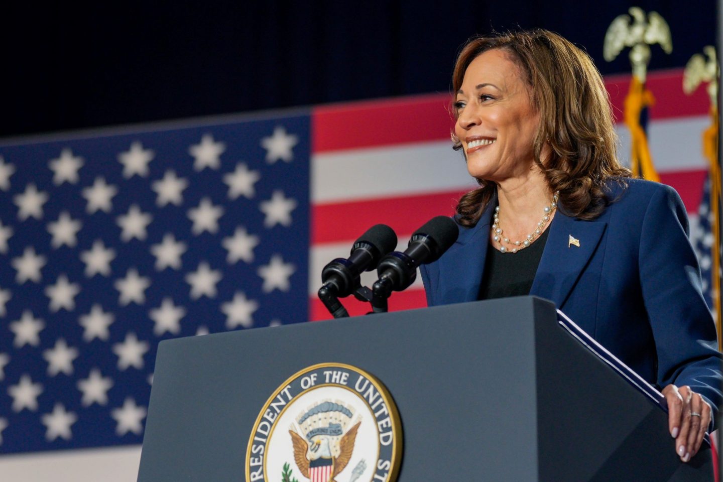 Kamala Harris discursa num evento de campanha na cidade de Milwaukee: os EUA estão preparadas para uma mulher negra na presidência? (Foto: Kasey Rollins / Harris for President - 24/07/2024)