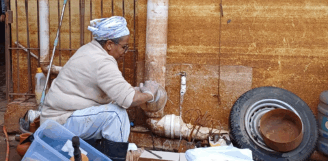 Mãe Isabel D'Oya trabalhando na recuperação do Terreiro Ilê Axé Oyawoyê após a enchente: falta de atenção com as religiões de matriz africana no estado com maior número de terreiros do país (Foto: Divulgação / Ilê Axé Oyawoyê)