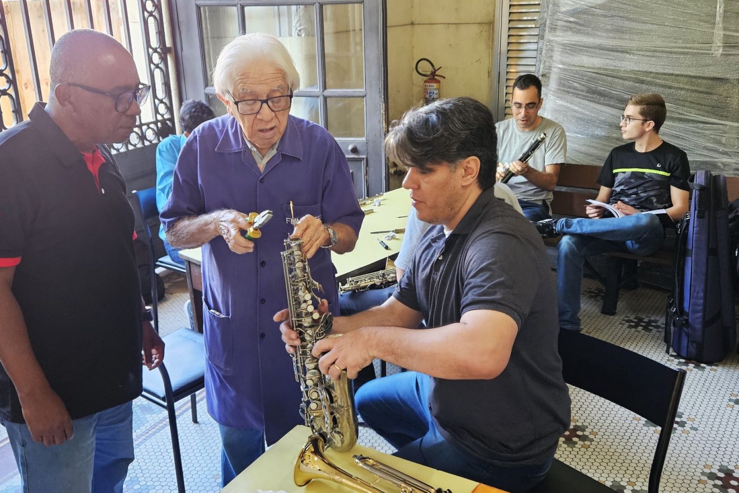O maestro José Vieira Filho (centro) orienta alunos do Curso de Montagem e Manutenção para Instrumentos de Sopro na Escola de Música da UFRJ: artesão musical aos 93 anos (Foto: Luiza Souto)
