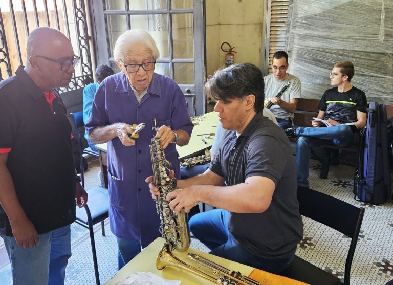 O maestro José Vieira Filho (centro) orienta alunos do Curso de Montagem e Manutenção para Instrumentos de Sopro na Escola de Música da UFRJ: artesão musical aos 93 anos (Foto: Luiza Souto)