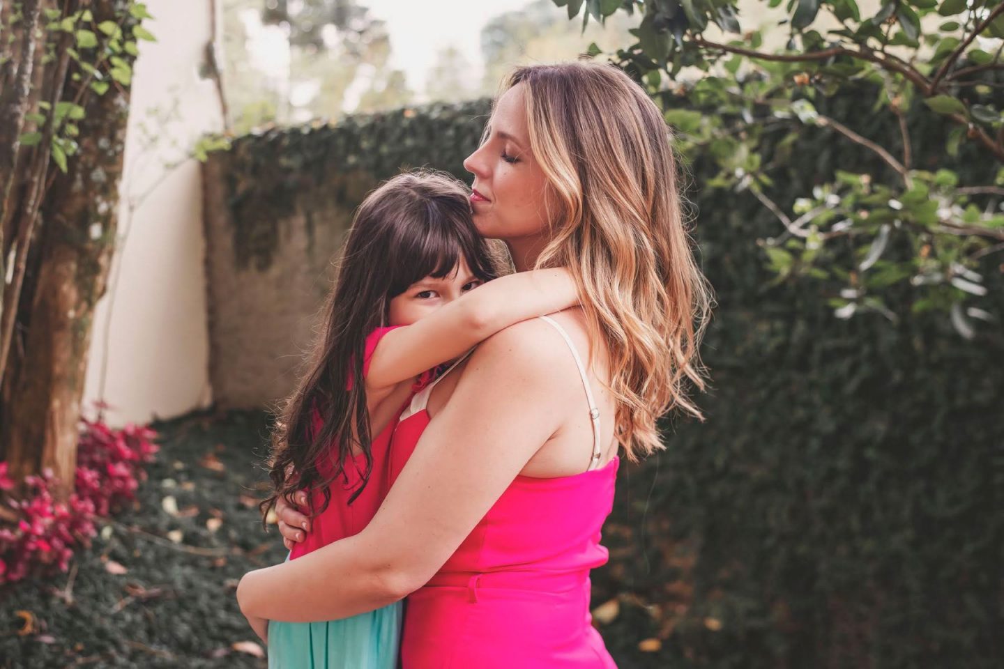 Thamirys Nunes, presidente da ONG Minha Criança Trans, com a filha Agatha: "É importante que a criança sinta que é validada, ouvida" (Foto; Arquivo Pessoal)