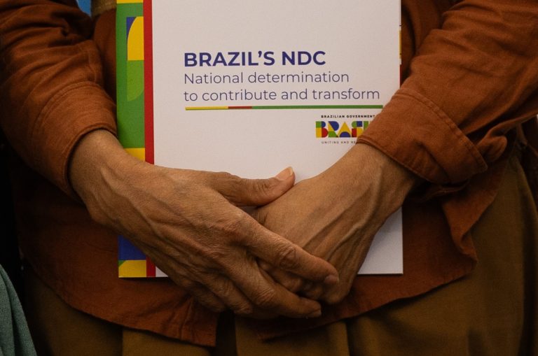 A nota meta climática do Brasil nas mãos da ministra Marina Silva durante encontro com Simon Stiell, da Convenção de Mudanças Climáticas da ONU na COP29: detalhamento não afasta críticas de ambientalistas por falta de ousadia (Foto: UN Climate Change)