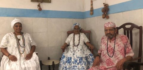 Mãe Regina Lúcia ao fundo; Ana Carolina, sua filha, ao lado; e Jorge dos Santos, de vermelho: uma história de resistência. Foto Bárbara Rachel