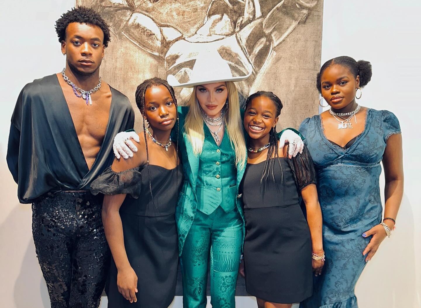 Madonna e os quatro filhos adotados em Malawi: investimento em educação na nação africana e em outros países (Foto: Facebook Madonna)