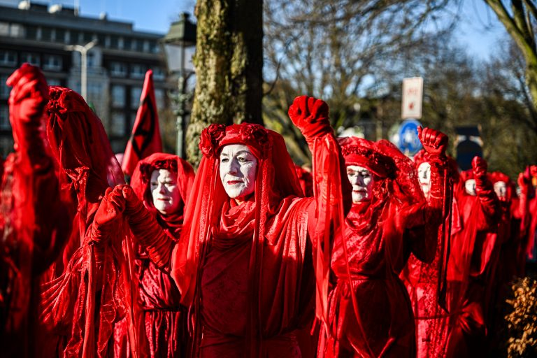 Ativistas do movimento Extinction Rebellion protestam em Haia, na Holanda, contra os subsídios para os combustíveis fósseis, uma das principais causas do agravamento da crise climática. Foto Mouneb Taim/Anadolu via AFP. Janeiro/2025