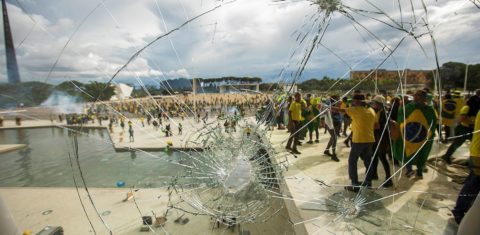 Vidro destruído no Palácio do Planalto durante os atos golpistas de 8 de janeiro de 2023: 371 réus condenados a até 17 anos de prisão (Foto: Joedson Alves - 8/1/2023)