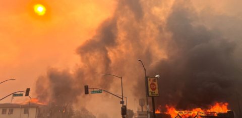 Incêndio destrói casas no município de Altadena, condado de Los Angeles: crise climática prolonga e intensifica temporada de fogo na Califórnia (Foto: Robyn Beck / AFP)