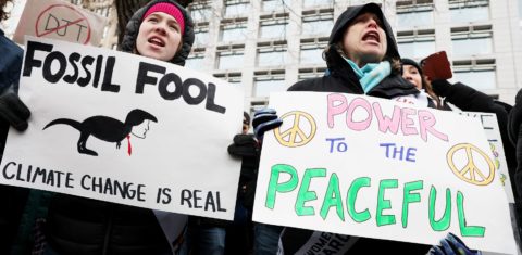 Manifestante em protesto contra Trump em Washiington lembra que a mudança do clima é real: posse para novo mandato de presidente negacionista nos EUA abre nova etapa da crise climática (Foto: Joe Raedle / Getty Images/ AFP - 15/01/2025)