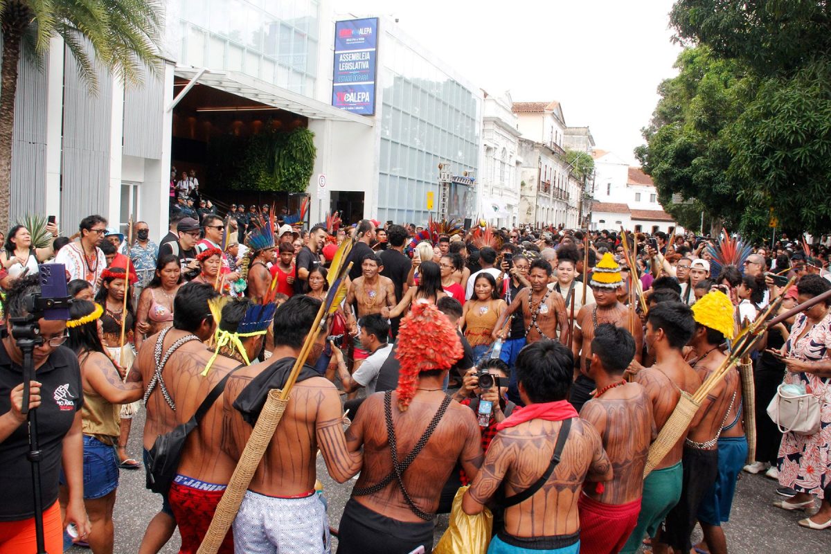 Indígenas celebram revogação da lei do ensino à distância nas aldeias em frente à Assembleia Legislativa: derrota do governo do Pará (Foto: Ozéas Santos / Alepa)
